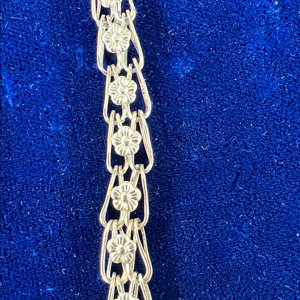 Elegant Gold Floral Bracelet